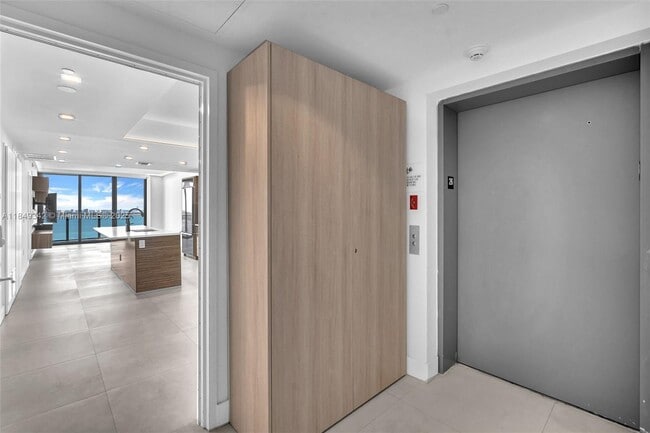 Photo - 460 NE 28th St Unidad 2607