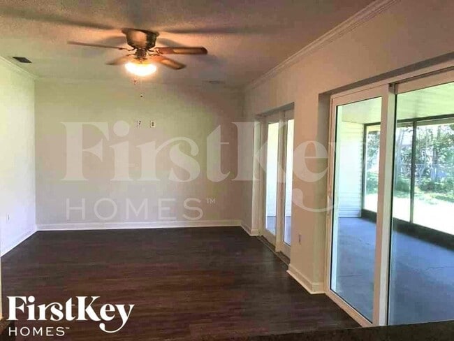 Photo - 833 Weeburn St