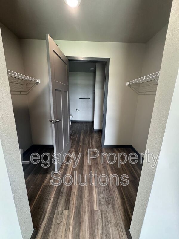 Photo - 220 E Greenfield Ln