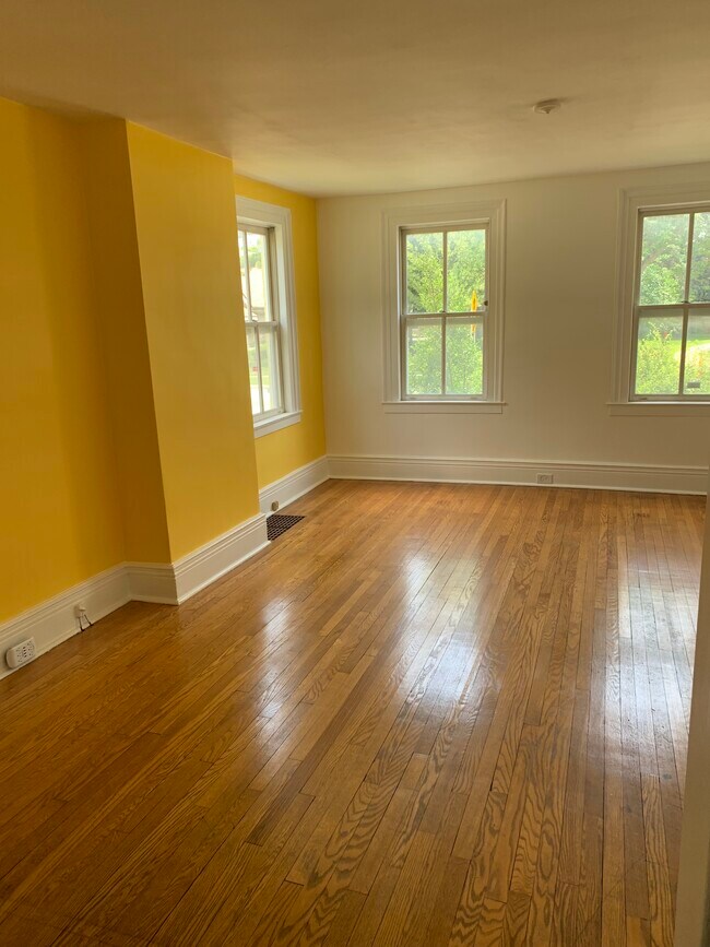 Photo - 107 Woodward St