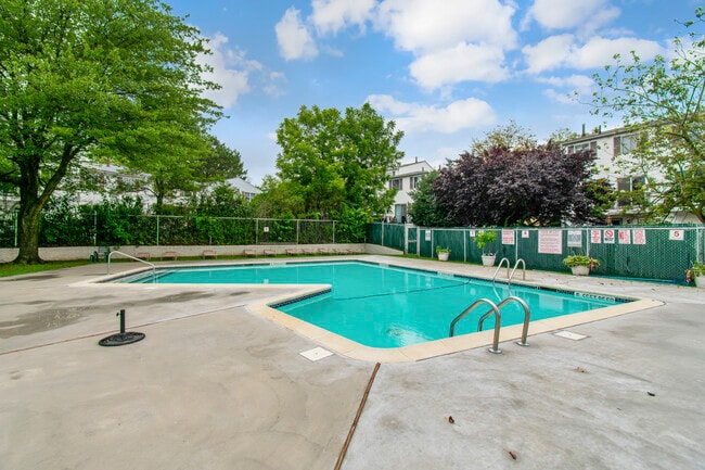 Building Photo - 1630 Forest Hill Rd