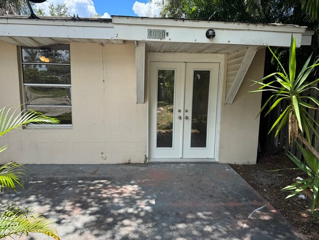 Building Photo - 4620 McGregor Blvd Unit 2B-1B Apartment