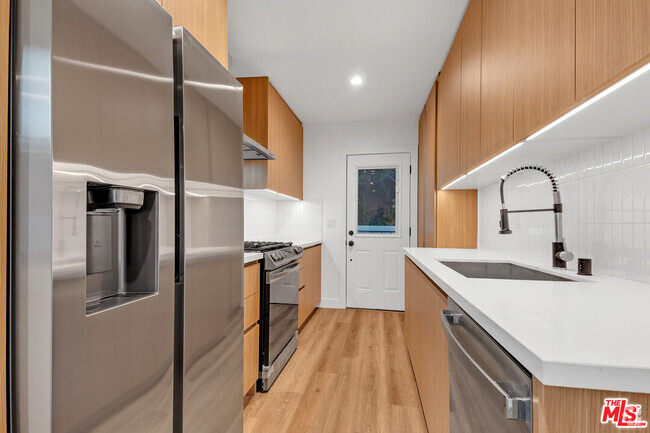 Building Photo - 950 Havenhurst Dr Unit 3 Rental