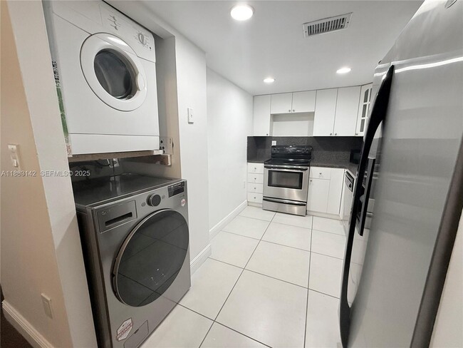 Photo - 8261 NW 8th St Unidad 227