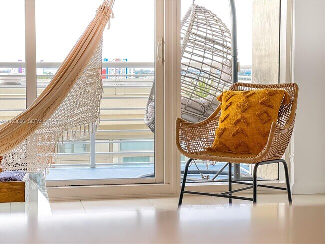 Building Photo - 3250 NE 1st Ave Unit 708