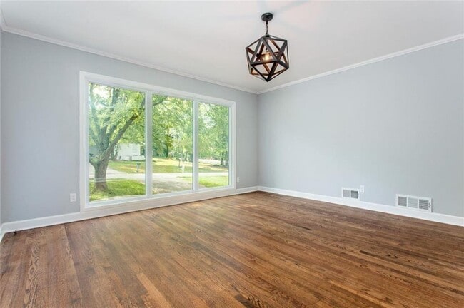 Photo - 3560 Dunn St SE