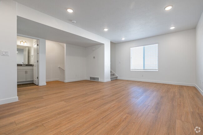 3 habitaciones, 3 baños, 1580 pies cuadrados, sala de estar - Sandridge Village Townhomes
