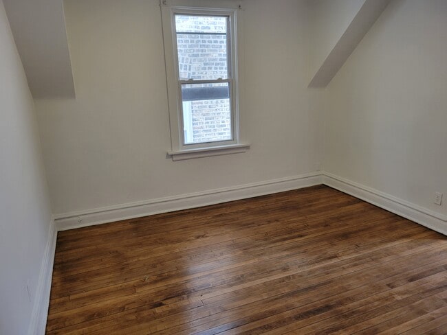 bedroom #2 - 2320 W Eastwood Ave Unit 2