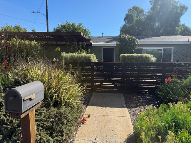 Building Photo - Great home close to the beach