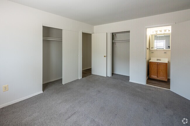 2BR, 1.5BA - 953SF - Bedroom - Hunting Hills