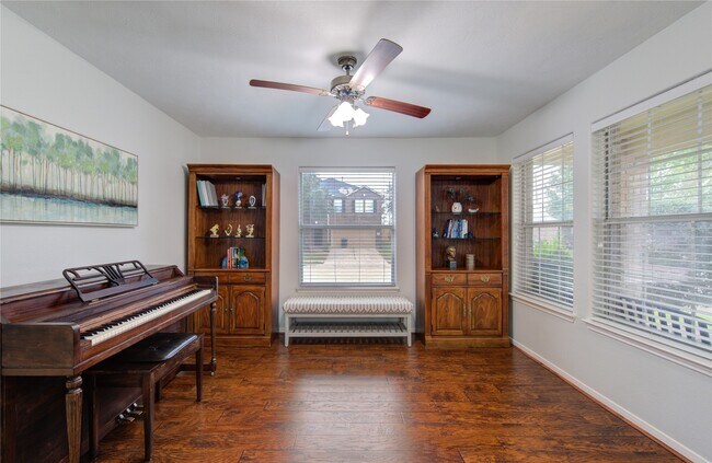 Photo - 402 Hurstshire Bend