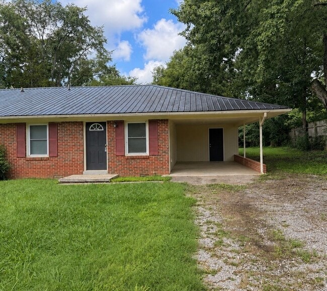 Building Photo - Nice 2 BR/1 Bath Duplex - Covered Parking & Large Backyard