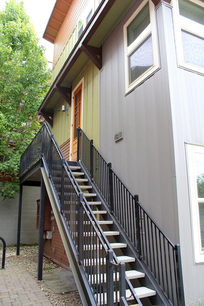 Photo - SE DIVISION/HAWTHORNE LOFT: FULLY FURNISHED