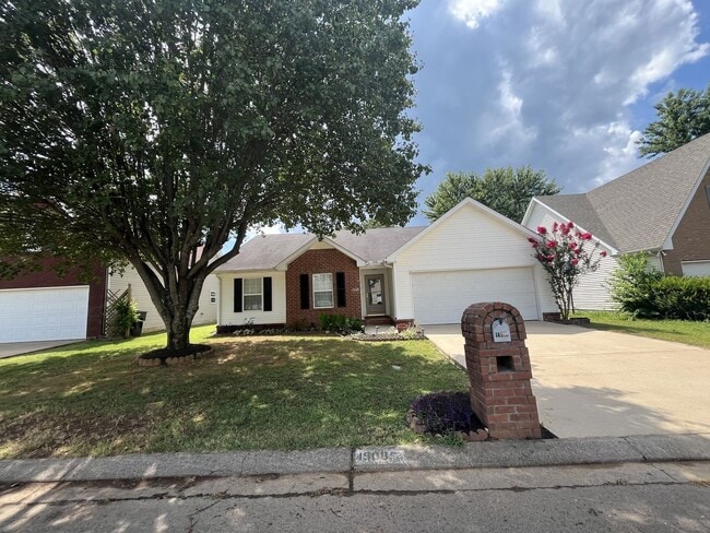FRESHLY UPDATED RENTAL W/ FIREPLACE & FENC... - FRESHLY UPDATED RENTAL W/ FIREPLACE & FENC...