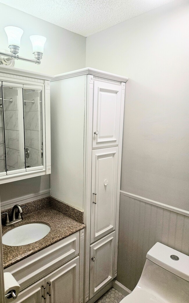 Master bath - 8300 Plaza Gate Ln Unit 1082