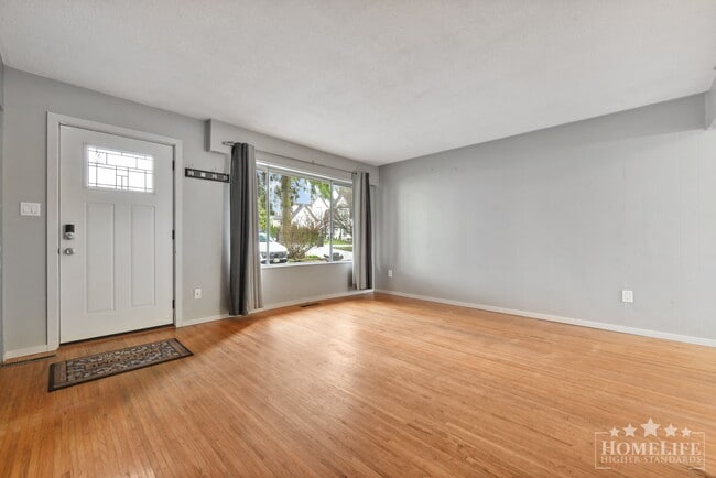 Photo - 3 Bed, 1.5 Bath House for Rent in White Rock! Unité House