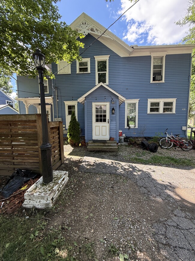 Building Photo - 743 E Michigan Ave Unit 743