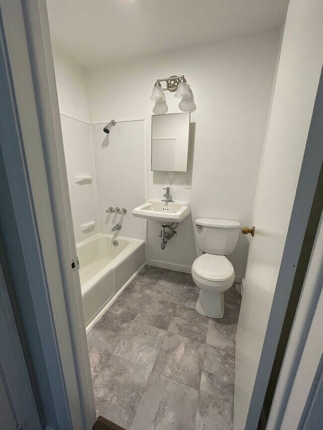 Brand new bathroom from the ground up - 12 Baker Rd Unidad 1