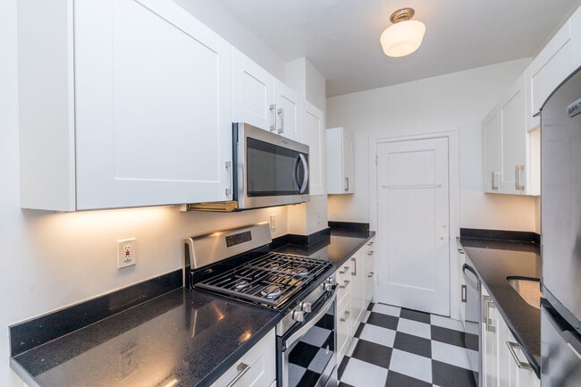 Photo - 421 Van Dyke