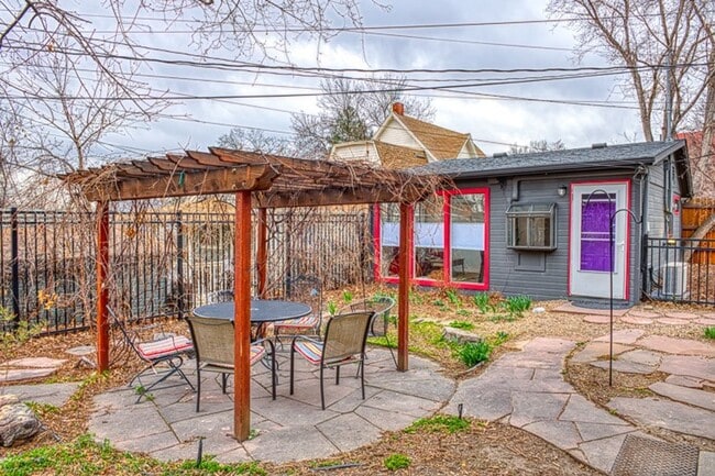 Building Photo - Fully Furnished Beautiful One bedroom Cottage available for a short term lease in November