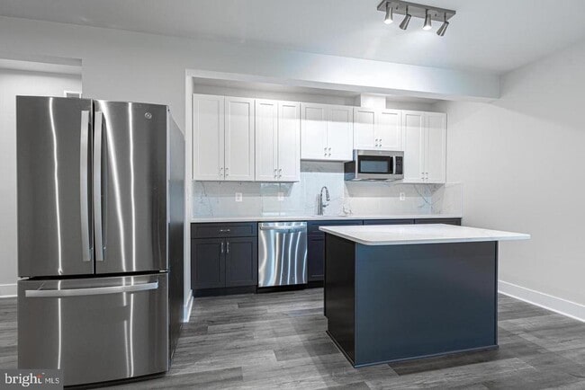 Photo - 941 Warlander Dr SW