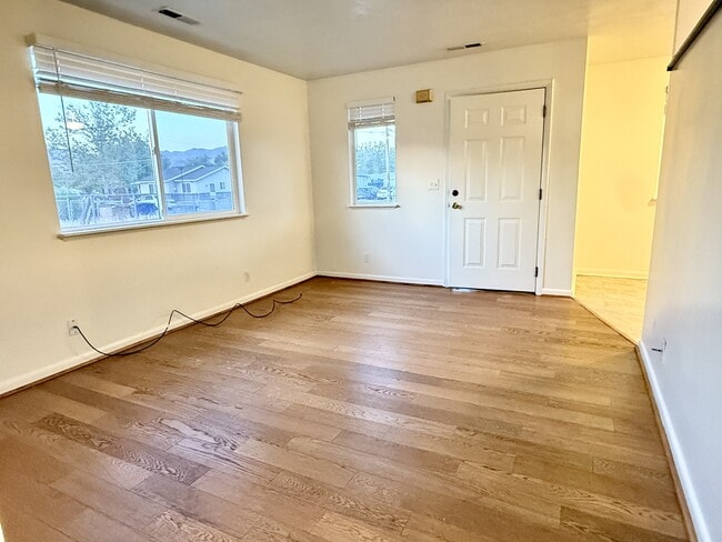 Photo - 966 Glendale St W