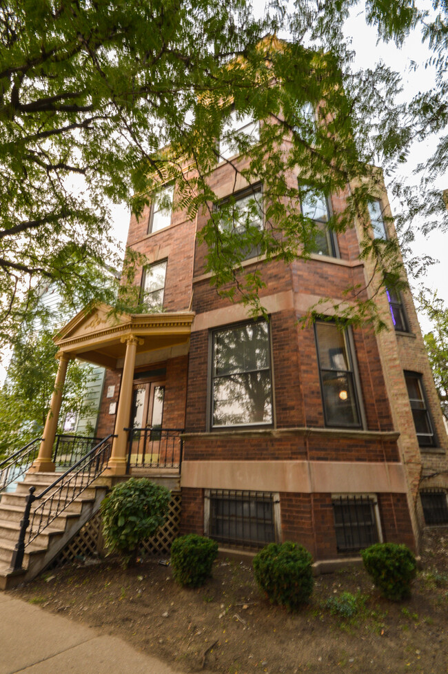Building Photo - 1742 W Addison St Unit 2 Rental