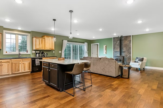 Photo - 4 Bedroom in Waterbury, VT Available on 7/1 (Furnished + Utilities included)