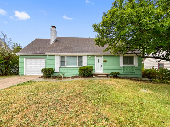 Building Photo - Charming and Spacious 4-Bedroom, 2-Bathroo... Rental