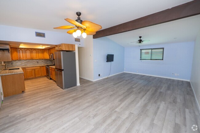 Building Photo - 4 bedroom 2 bath home w/ additional one be...