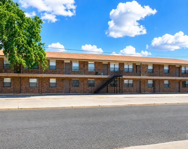 Building Photo - AVAILABLE NOW; APPLY AT OUR WEBSITE TODAY!! Unit 7
