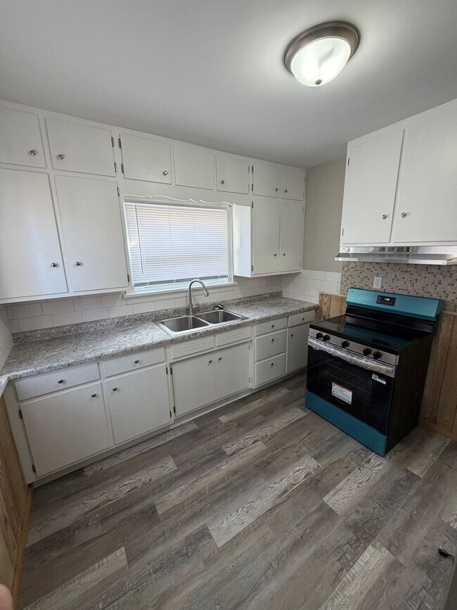 Photo - 3 Bedroom House - Rock Island