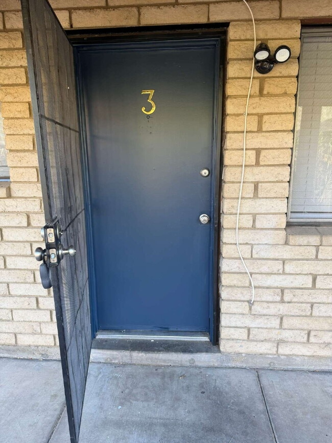 Building Photo - Charming 1-Bed/1-Bath Near SR-51 with Private Outdoor Space Unit 3