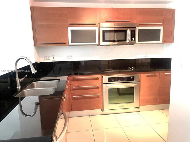 Photo - 253 NE 2nd St Unidad 1004