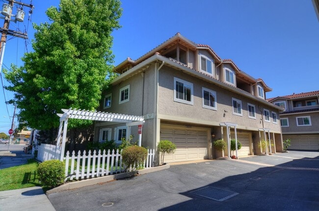 Building Photo - Excellent Santa Clara Location! Open Floor Plan! Granite Counters!