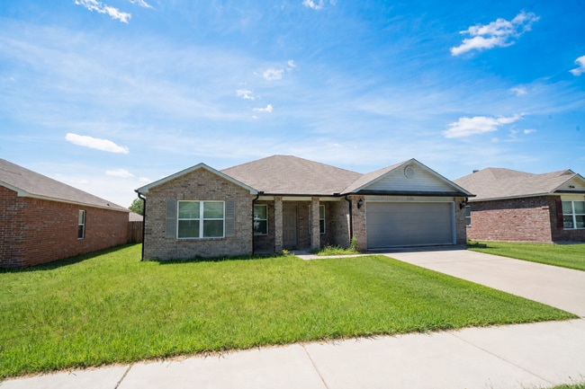 Building Photo - Large 4 Bedroom Home!