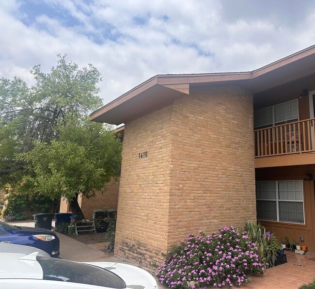 Building Photo - 1410 Hillside Rd Unit 4 Rental