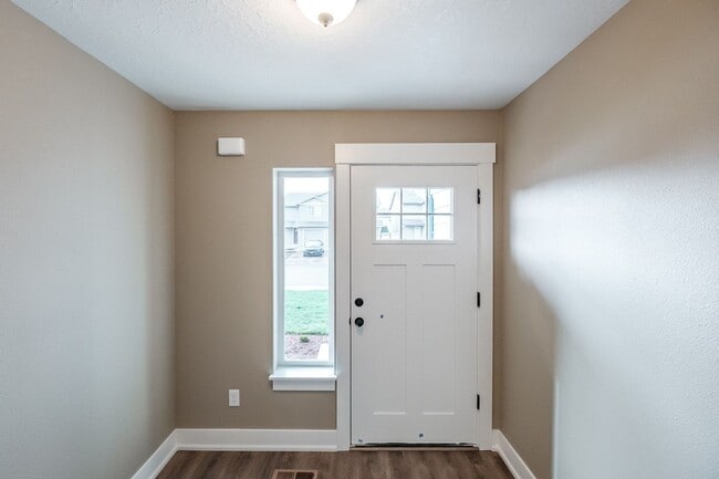 Photo - 270-272 Gwinn Street E