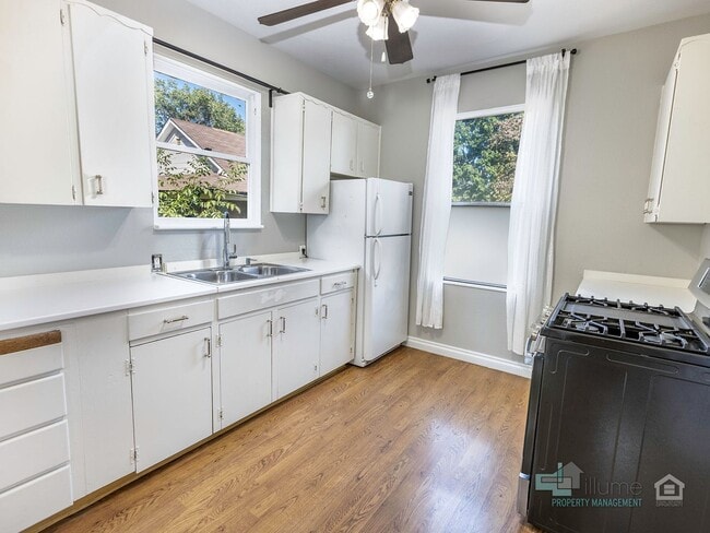 Building Photo - Charming 2-Bedroom Home with Private Yard ...