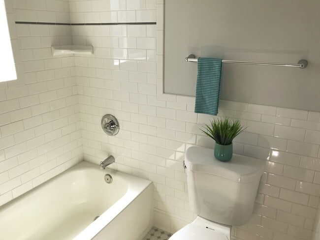 Photo - 1409-1415 Warren Ave Unit 1415