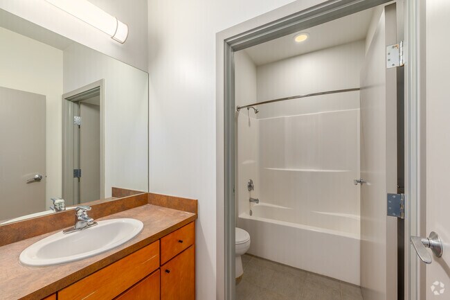 2BR, 1BA - 1,096SF - Bathroom