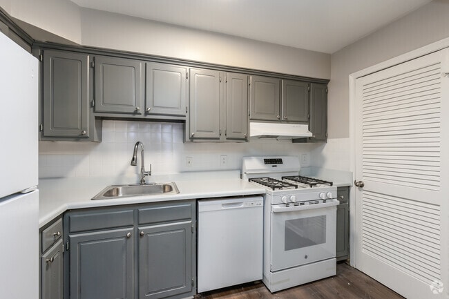 1BR, 1BA - 890SF - Kitchen