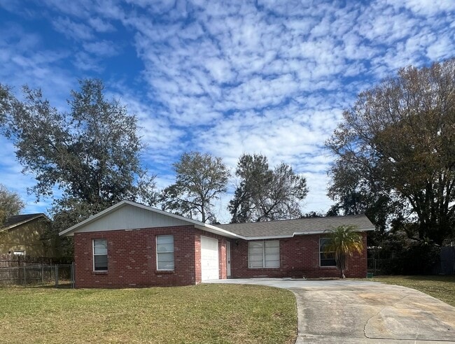 Building Photo - Wonderful 2 bedroom home with Addition Den or Office, Great Location