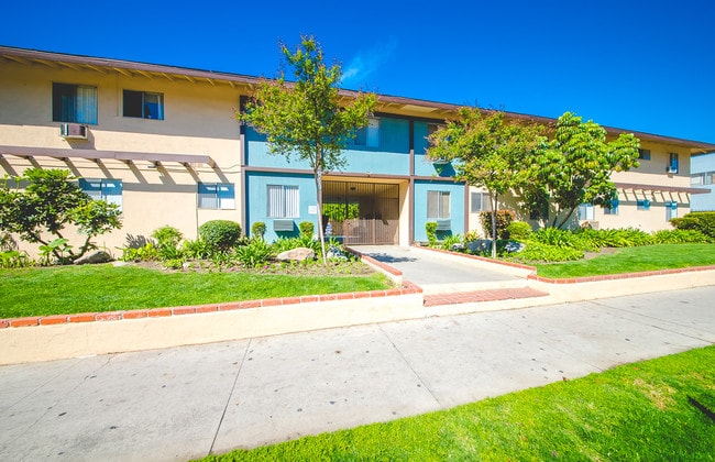 Photo - 6719 Woodman