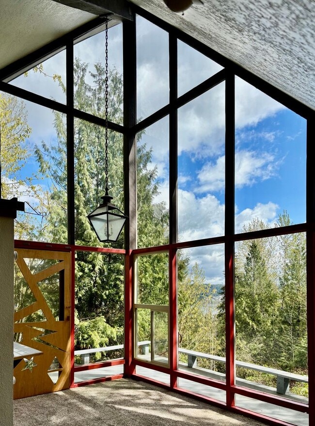 Photo - 2 Bed / 2 Bath Lakeview Bellevue cottage $3,295/month