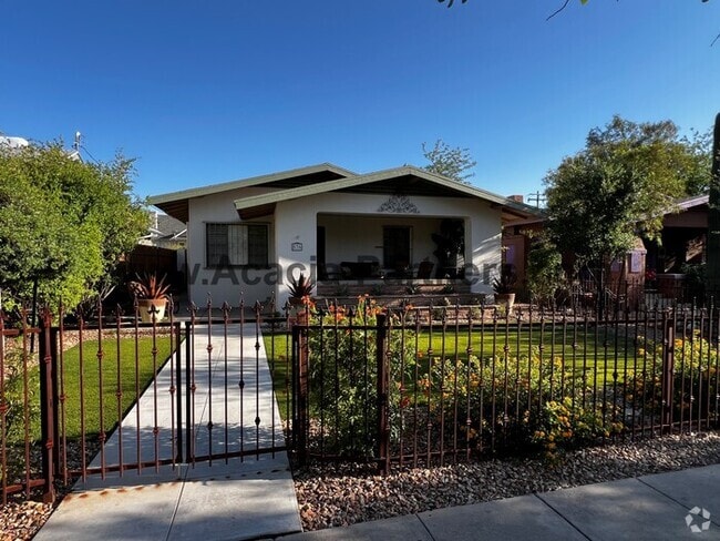 Building Photo - Nicely updated Four Bedroom on University ... Rental