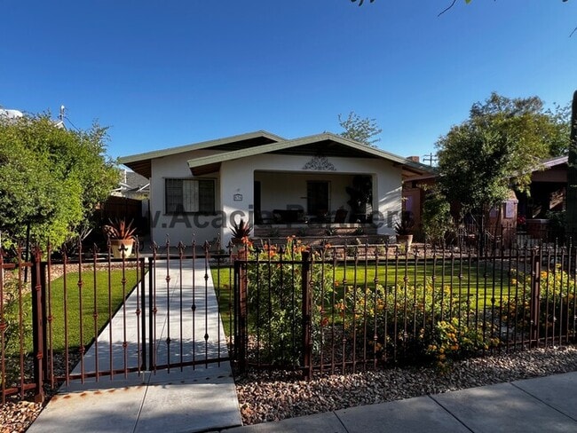 Nicely updated Four Bedroom on University ... - Nicely updated Four Bedroom on University ... House