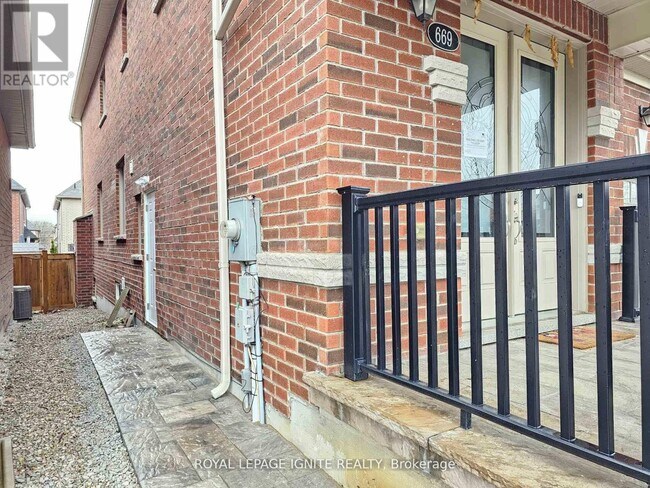 Photo - 669 Sweetwater Cres