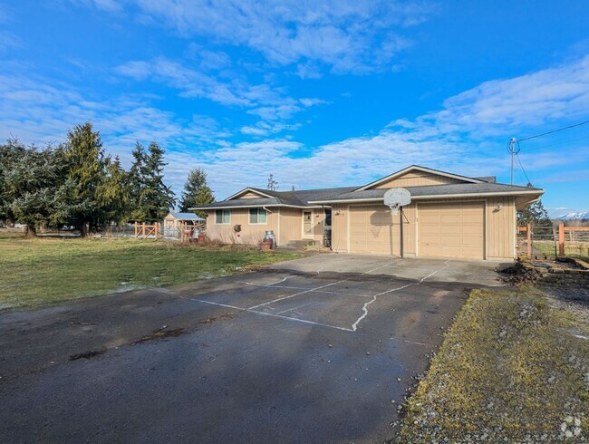 Building Photo - Spacious 3 bedroom 2.5 bathroom ranch styl... Rental