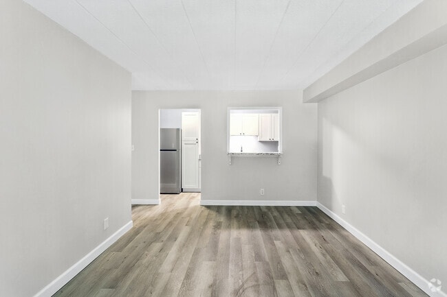 2BR, 1BA - 644SF - Kitchen